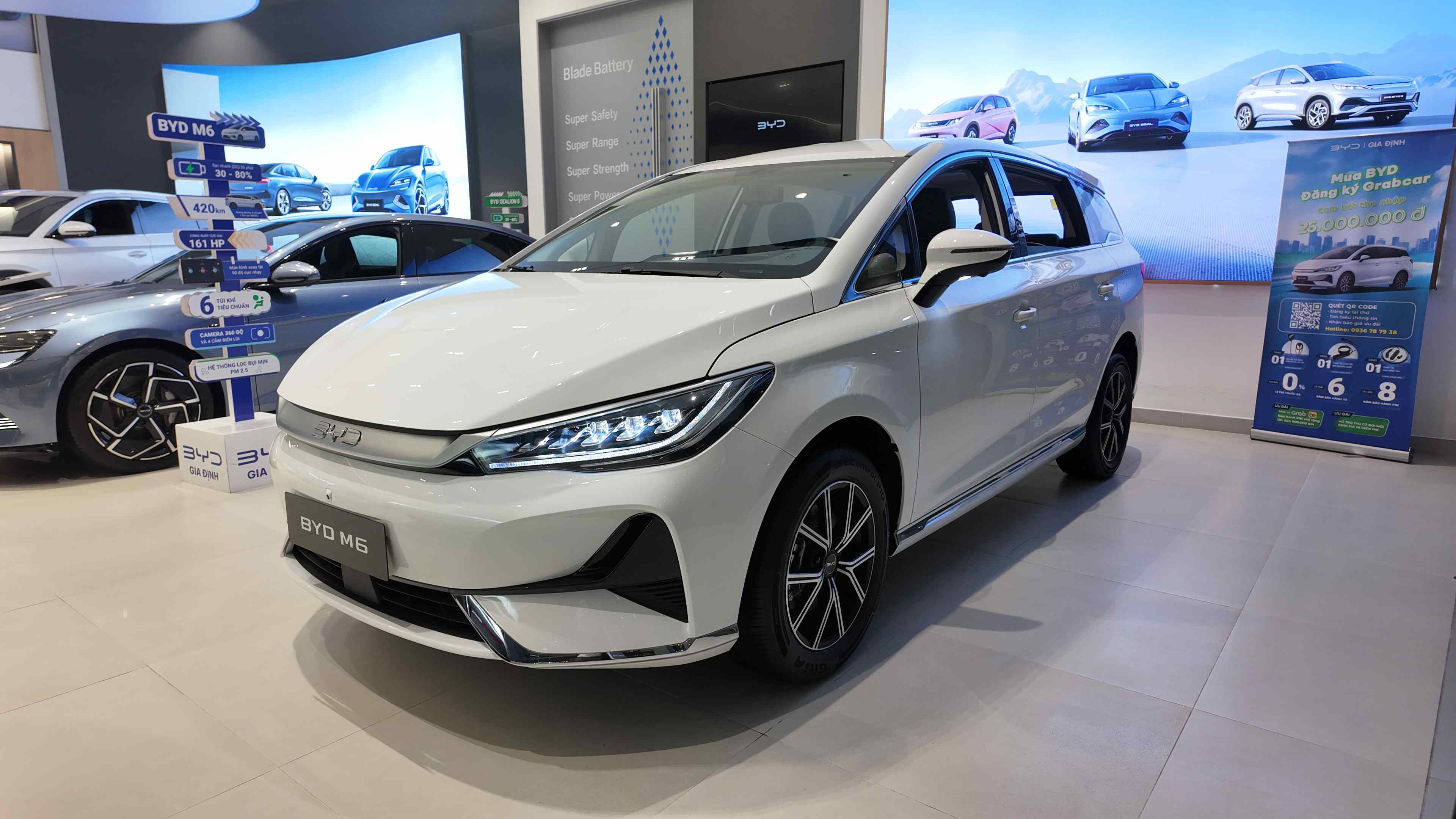 BYD M6